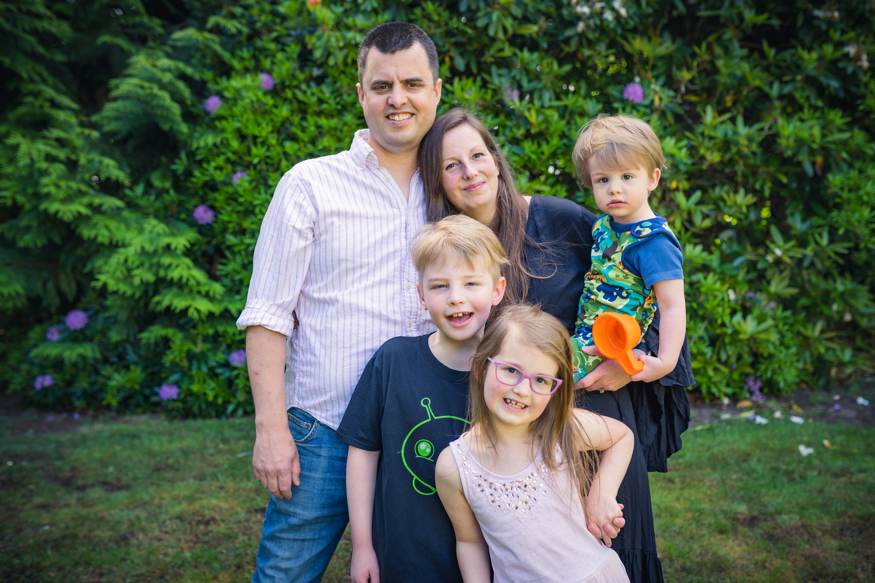 Relaxed family portrait by Portsmouth family photographer Andy Hornby