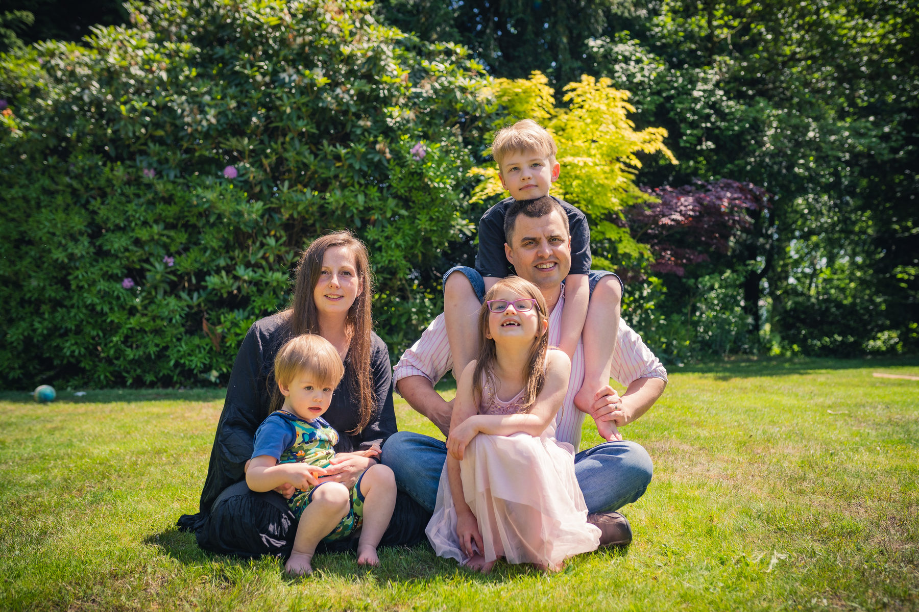 Relaxed family portrait by Portsmouth family photographer Andy Hornby