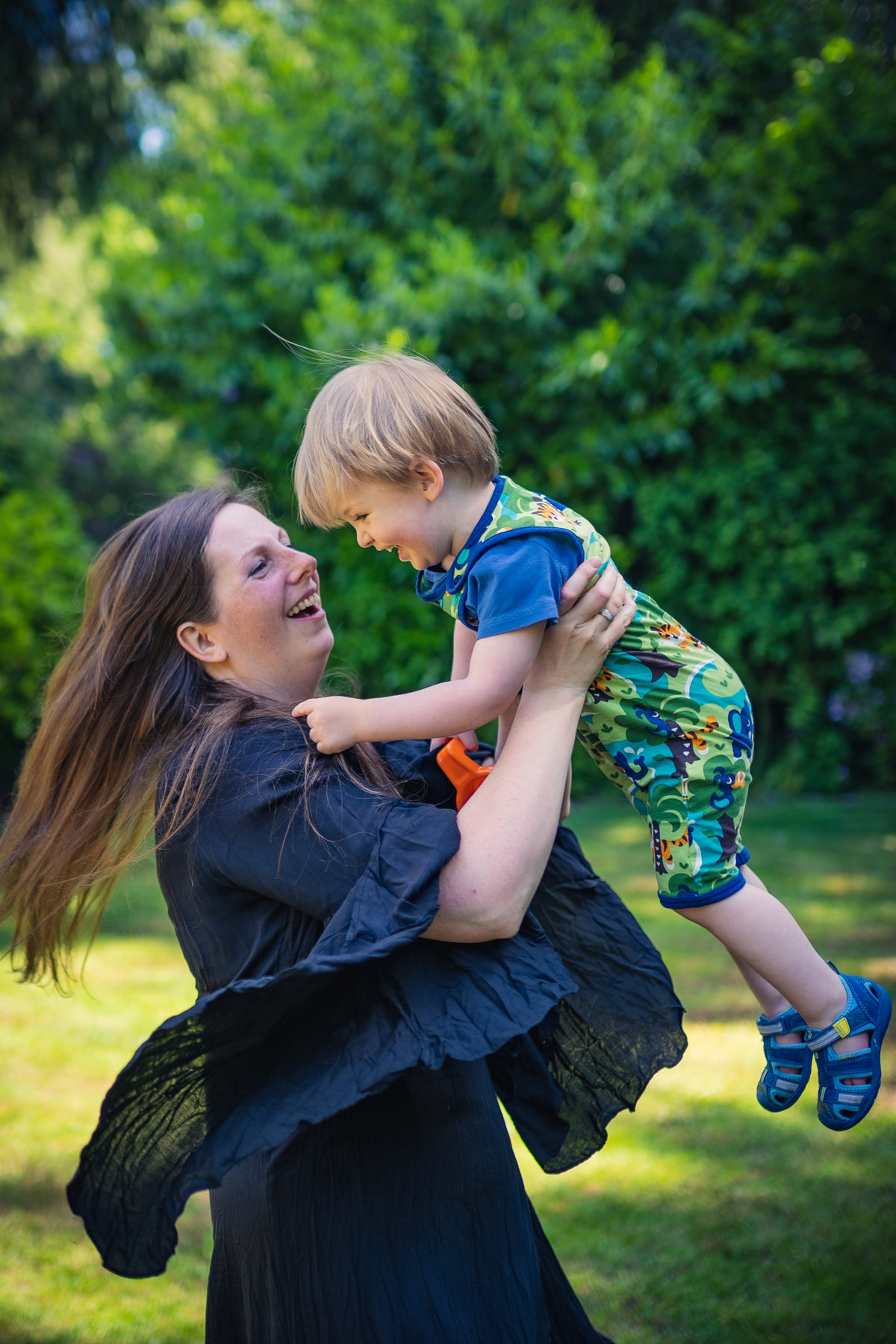 Relaxed family portrait by Portsmouth family photographer Andy Hornby