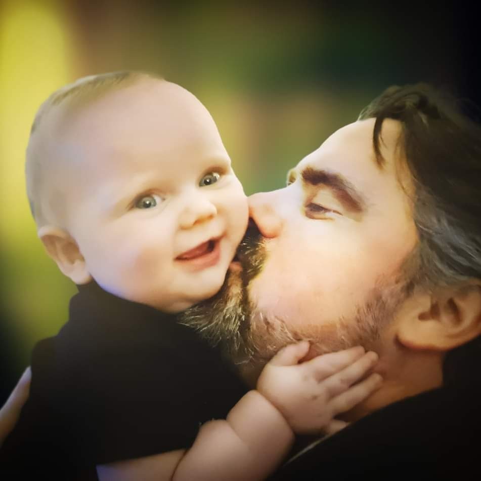 Relaxed family portrait by Portsmouth family photographer Andy Hornby