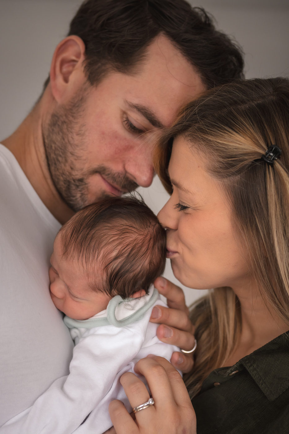 Relaxed family portrait by Portsmouth family photographer Andy Hornby